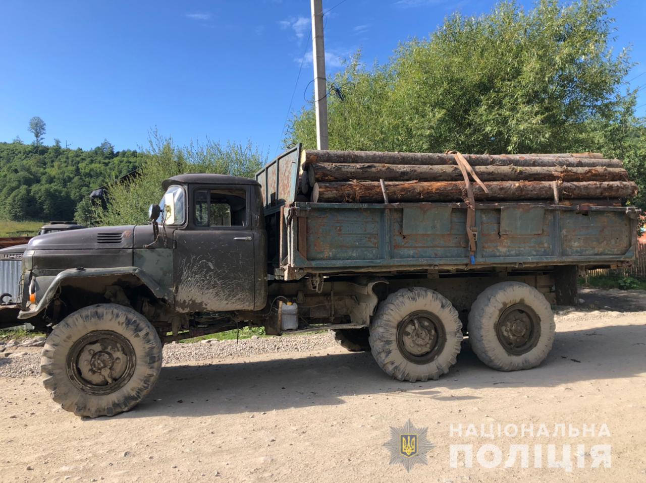 На Рахівщині зупинили ЗІЛ, завантажений непромаркованою деревиною (ФОТО)