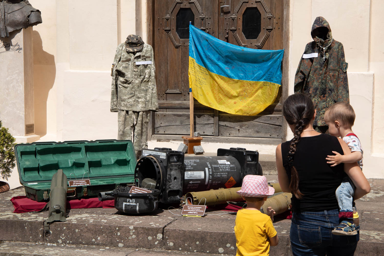 Уламки ракет – "експонати", зброю, якою захищається Україна, світлини з війни і розчищені підвали представили в Ужгороді (ФОТО)
