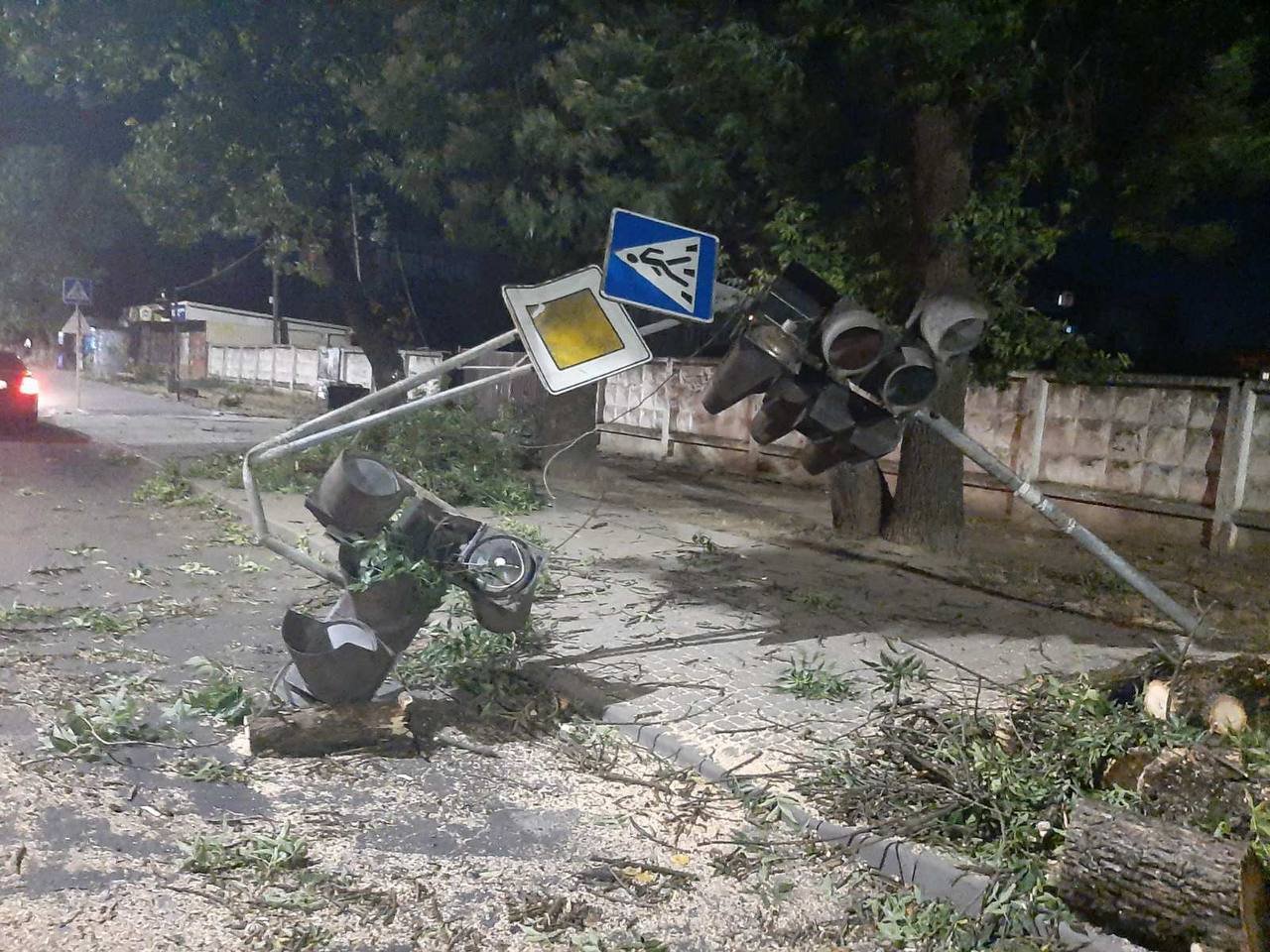 В Ужгороді дерево, звалене буревієм, зруйнувало світлофор (ФОТО)