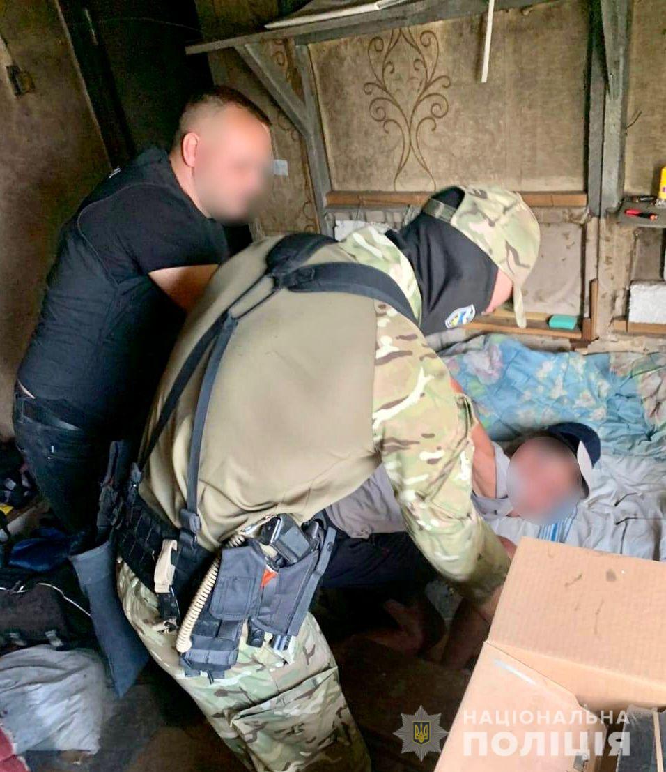 Затримали мешканця Кропивницького, що викрав із будинку на Мукачівщині ювелірні вироби та понад 10 тис грн (Фото)