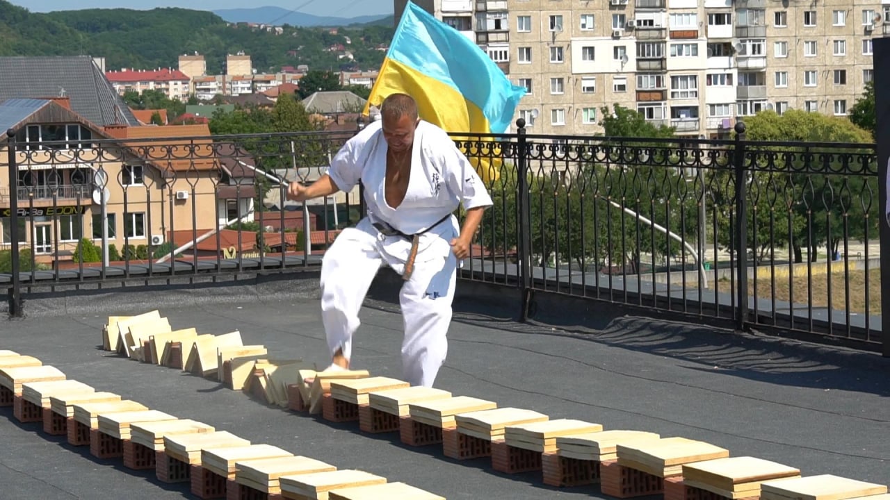 У Мукачеві встановили новий світовий рекорд з розбивання дошок ногою (ФОТО)
