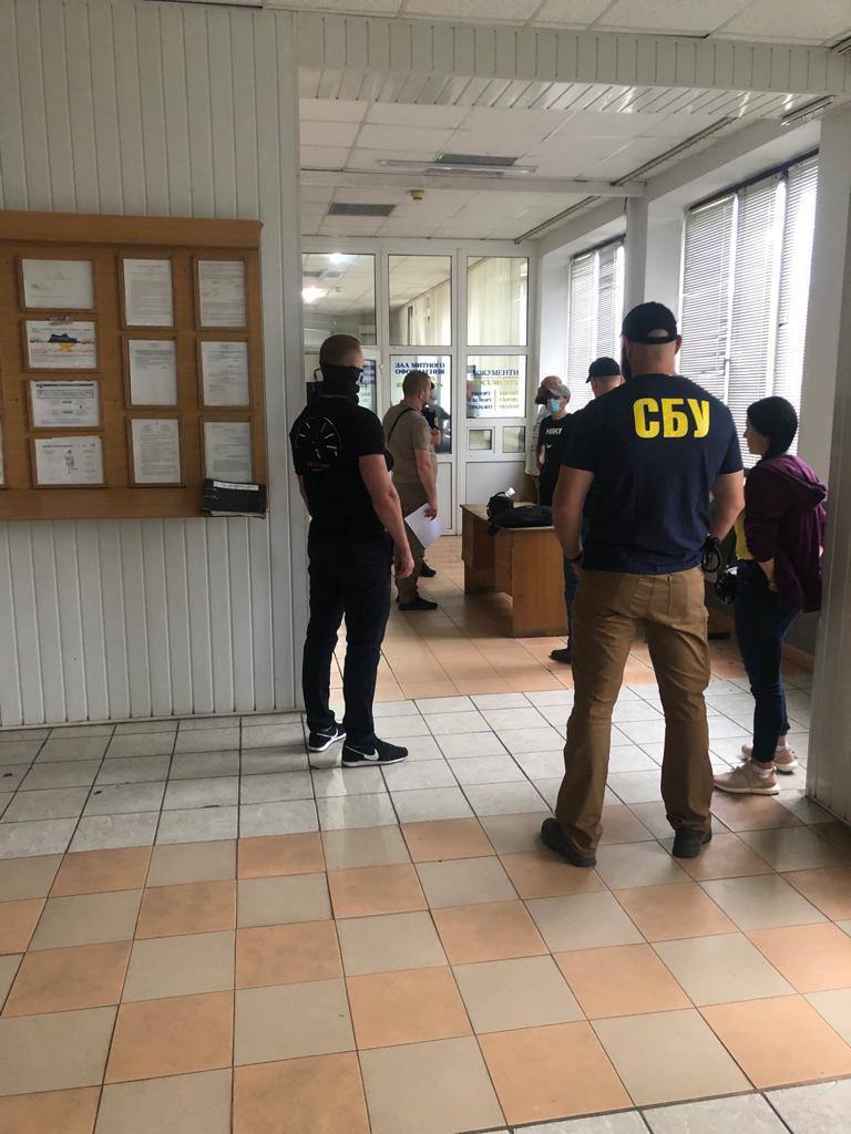 СБУ проводить масштабні обшуки на КПП "Лужанка" на Закарпатті (ФОТО)