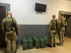 На Тячівщині при зустрічі з прикордонниками контрабандисти кинули пакунки з 3500 пачок контрабандних сигарет (ФОТО)