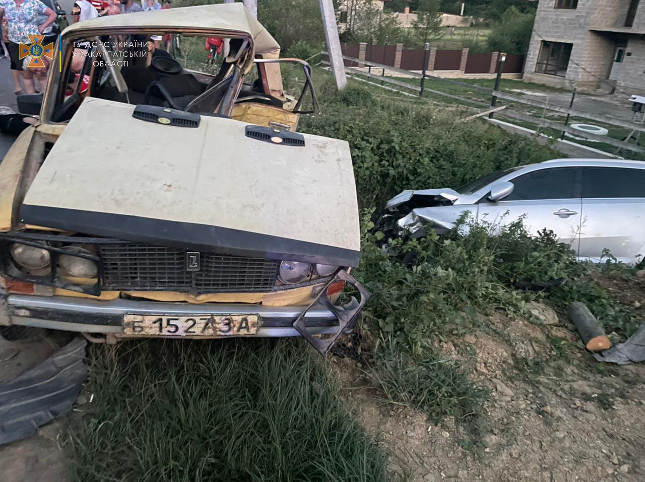 У ДТП в Довгому на Хустщині двоє людей загинуло, ще троє травмовані (ФОТО)