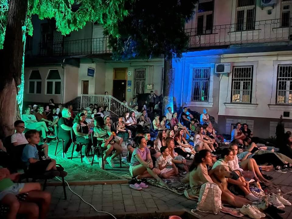 У Мукачеві відбувся черговий кіноперегляд під відкритим небом (ФОТО)