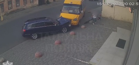 В Ужгороді нездоровий водій "маршрутки" зіткнувся з легковиком (ВІДЕО)