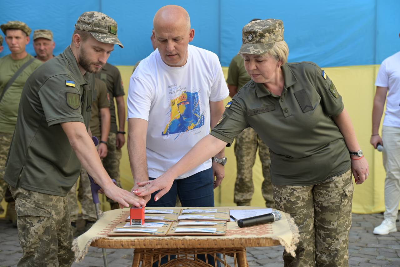 У День Незалежності України на Закарпатті ввели в обіг нову поштову марку "Вільні. Незламні. Непереможні"