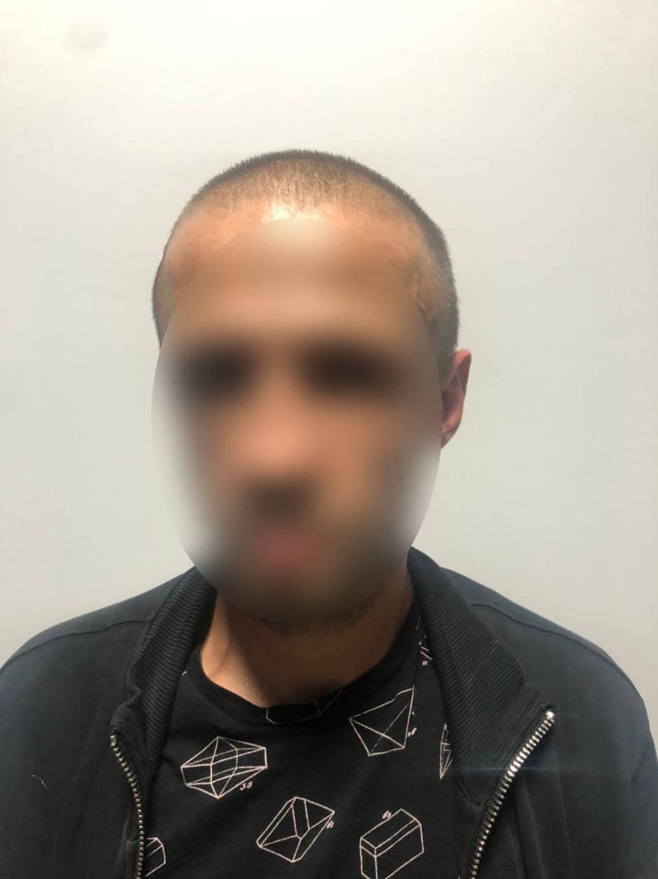 У Мукачеві чоловік, образившись на співмешканку, розмалював фасад її будинку забороненою символікою (ФОТО)