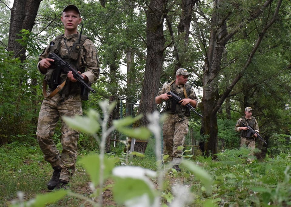 На Закарпатті в лісі затримали двох чоловіків, що шукали спосіб незаконно перетнути кордон 