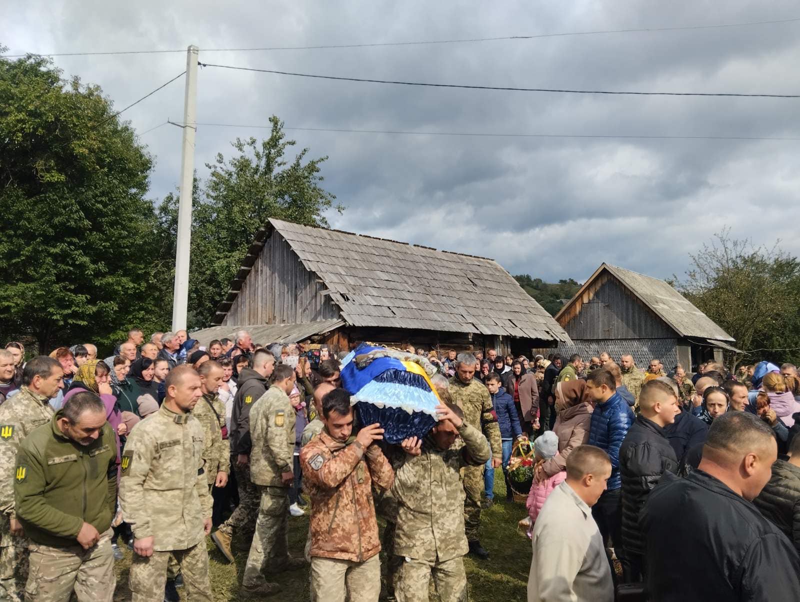 У Чорній Тисі на Рахівщині попрощалися з полеглим Героєм Богданом Павлючком (ФОТО)