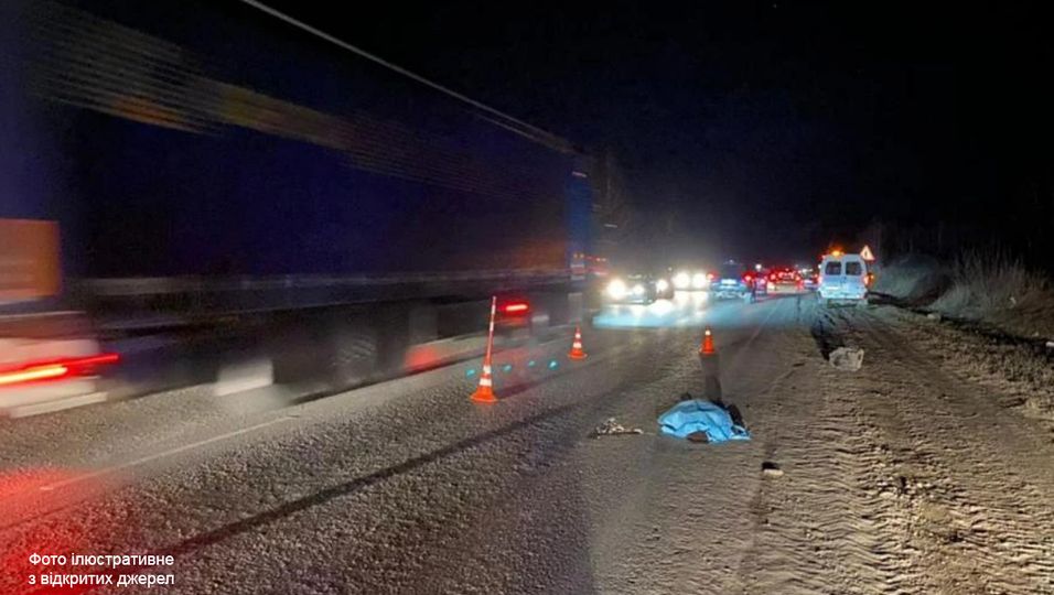 Дві нічні ДТП за участі пішоходів та вантажівок на Закарпатті: одна людина загинула, троє – травмовано