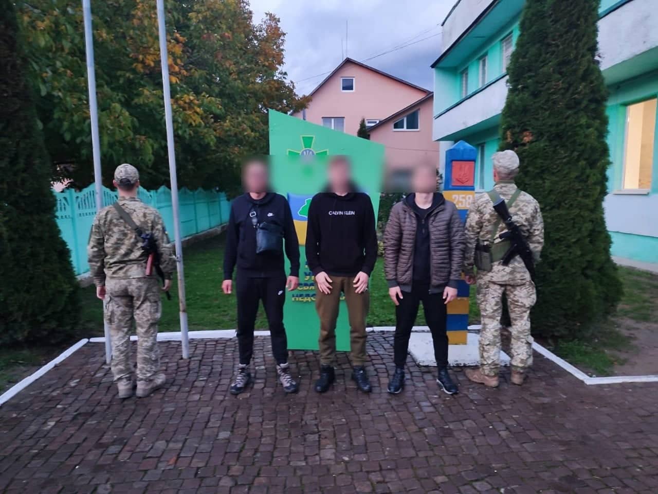Мукачівські прикордонники за добу затримали при спробі незаконно перетнути кордон ще 7 ухилянтів (ФОТО)