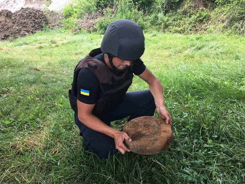 На Берегівщині за селом виявили 11, а потім – ще 2 міноментних міни та набої часів Другої світової війни