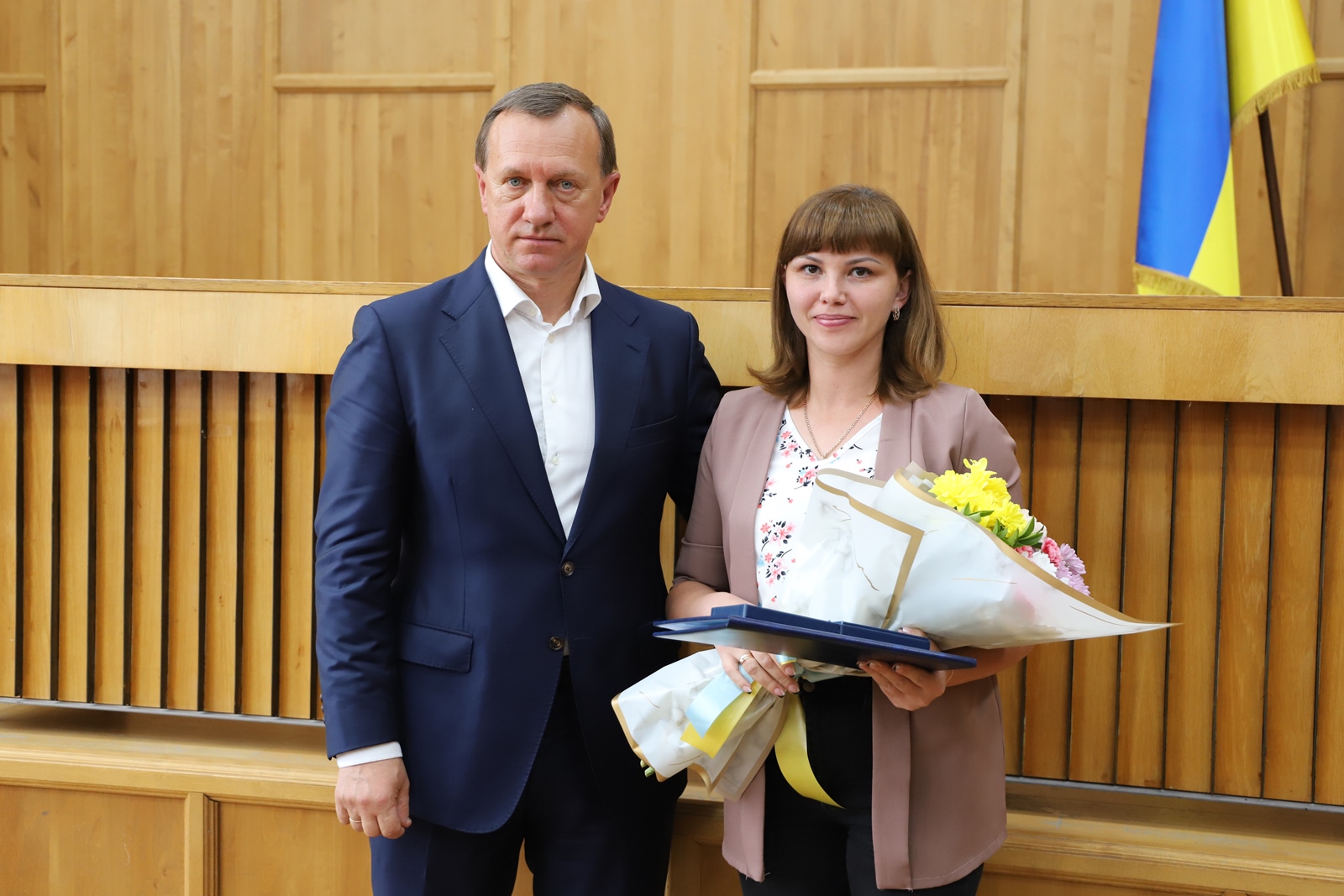 В Ужгороді вручили ключі від квартири дружині Героя Юрія Михайлюка, який боронить країну (ФОТО)
