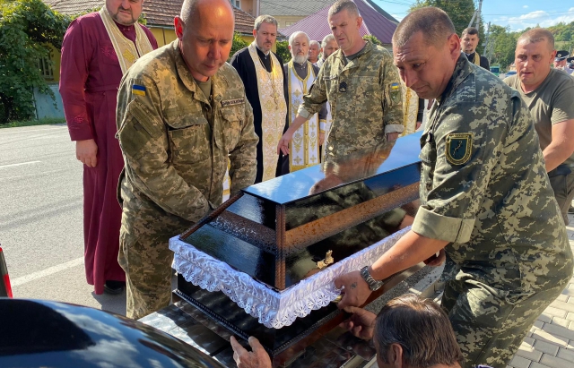 На Свалявщині попрощалися з полеглим Героєм Віталієм Островкою (ФОТО)