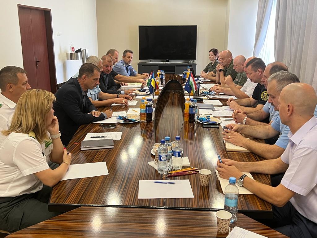 Черга в 400 каміонів: українська сторона просить угорців пропускати оптимальну кількість вантажівок на КПП "Тиса" на Закарпатті (ФОТО)