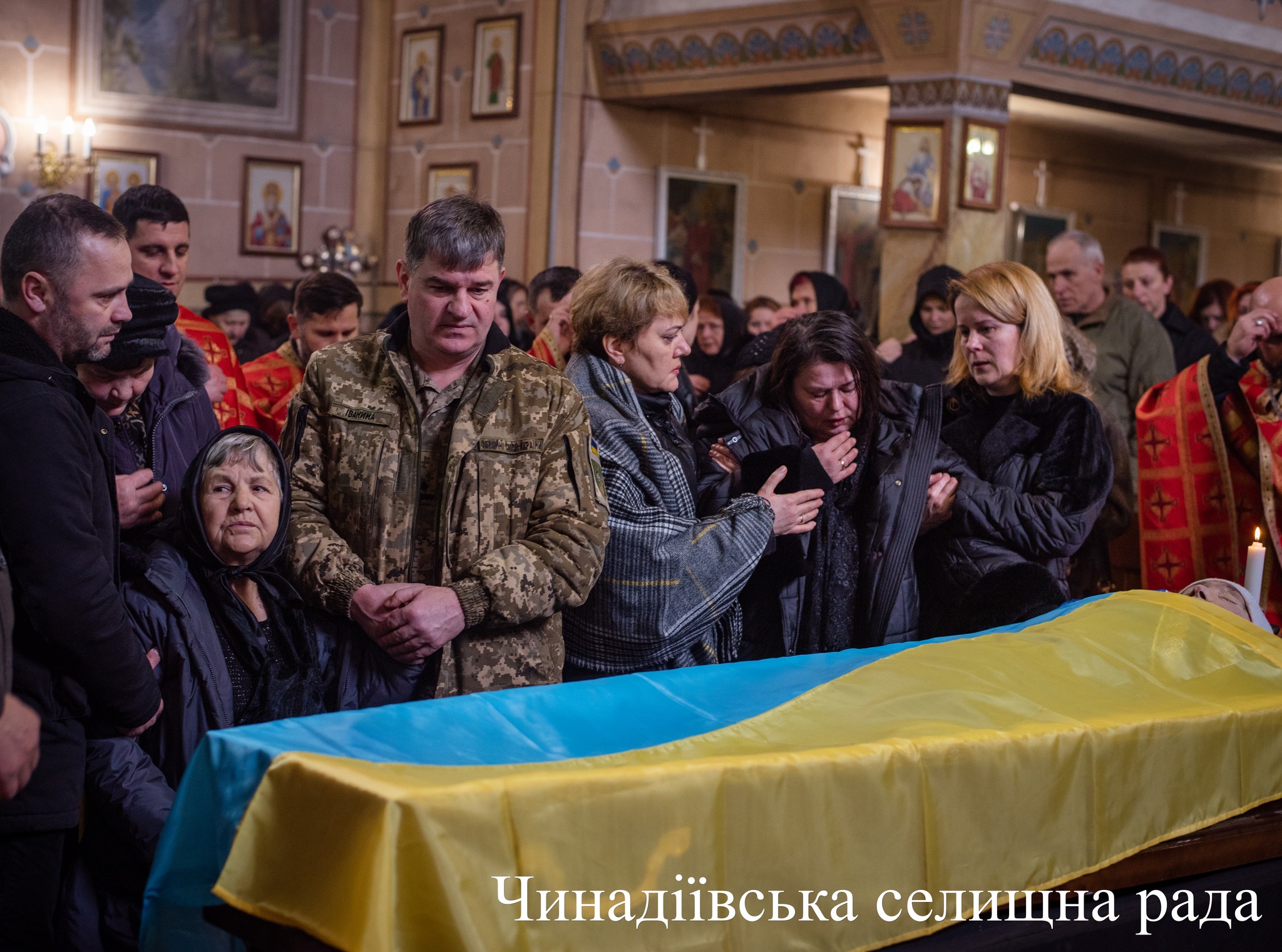 У Чинадійові навколішки, з квітами та прапорами прощалися з Героєм війни з росією Владиславом Швецем (ФОТО)