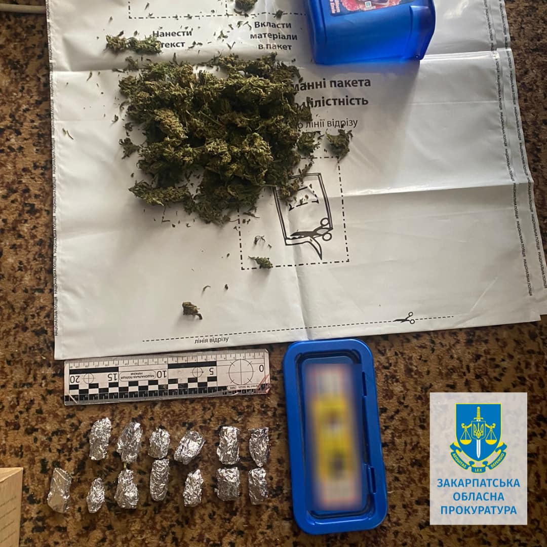 Чоловіка, що зберігав у Мукачеві канабіс для подальшого продажу, взяли під варту із заставою (ФОТО)