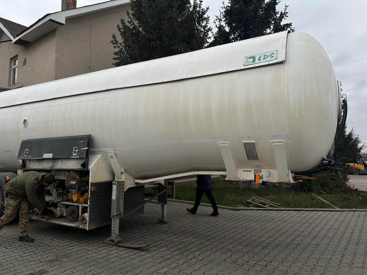 На Закарпатті водій намагався провезти через кордон в газовій автоцистерні чималу контрабанду сигарет (ФОТО)