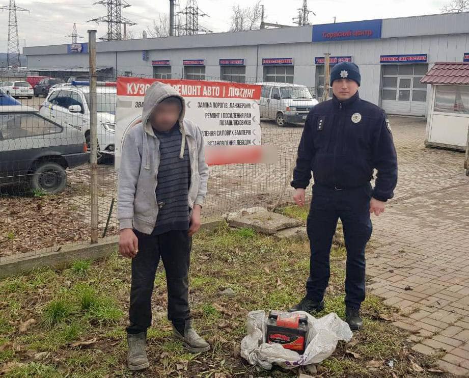 У Мукачеві чоловік викрав із автомайстерні акумулятор (ФОТО)