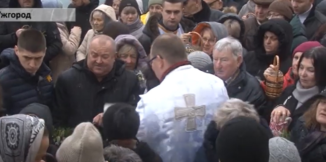 В Ужгороді на свято Водохреща освятили воду (ВІДЕО)