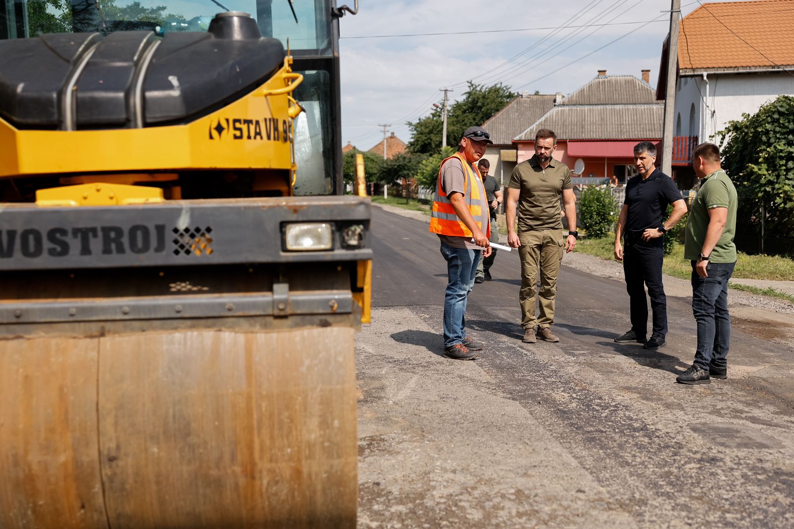 Автодорівці за 7,4 мільйона замовили ремонт сільської дороги, отримавши зауваження "ремонт доріг не на часі" 