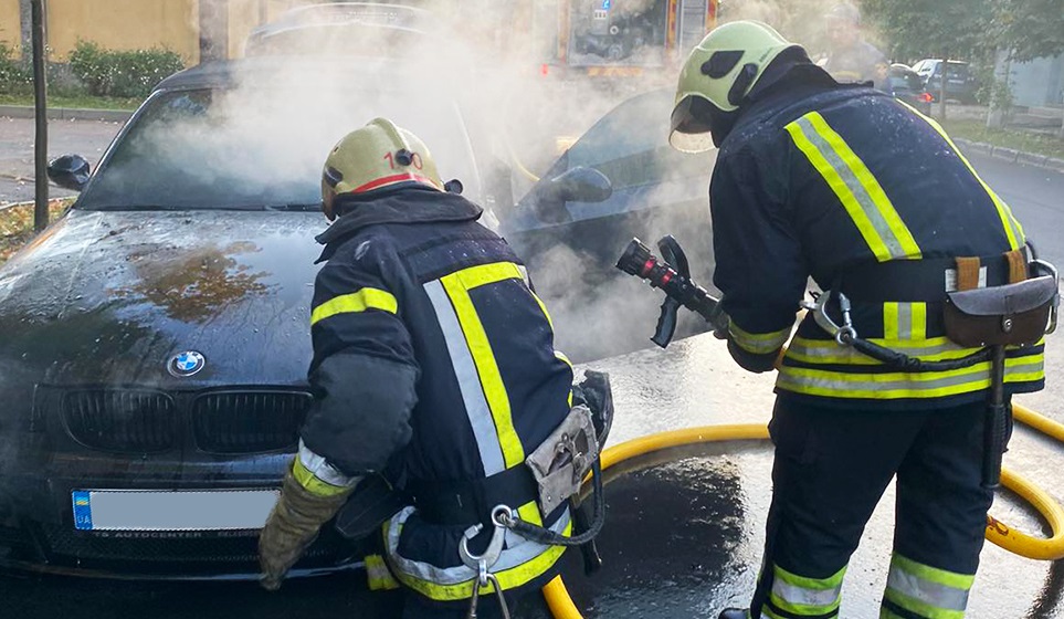 У Мукачеві горіла припаркована BMW (ФОТО)