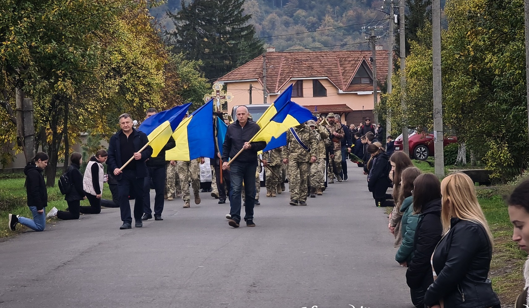 Навколішки, з прапорами та квітами у Чинадієві прощалися з полеглим Героєм Ярославом Желізняком (ФОТО)