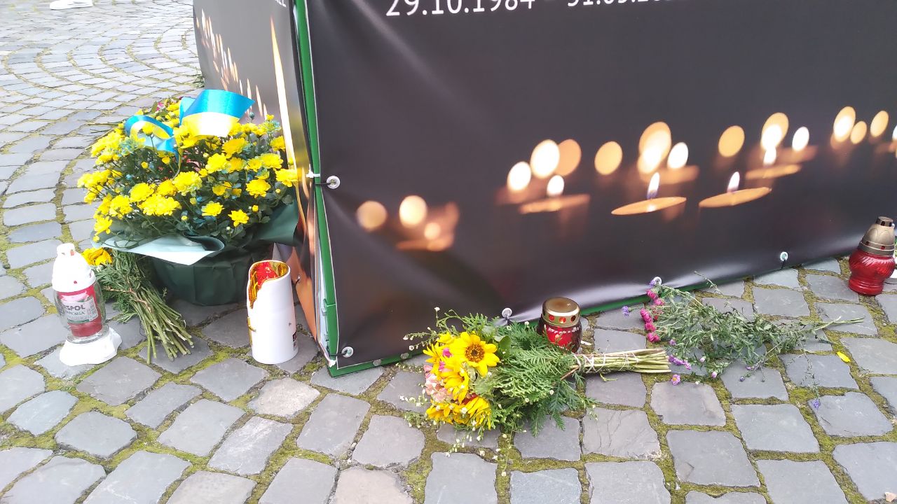ФОТОФАКТ. Ужгородці спонтанно несуть квіти до портретів полеглих Героїв