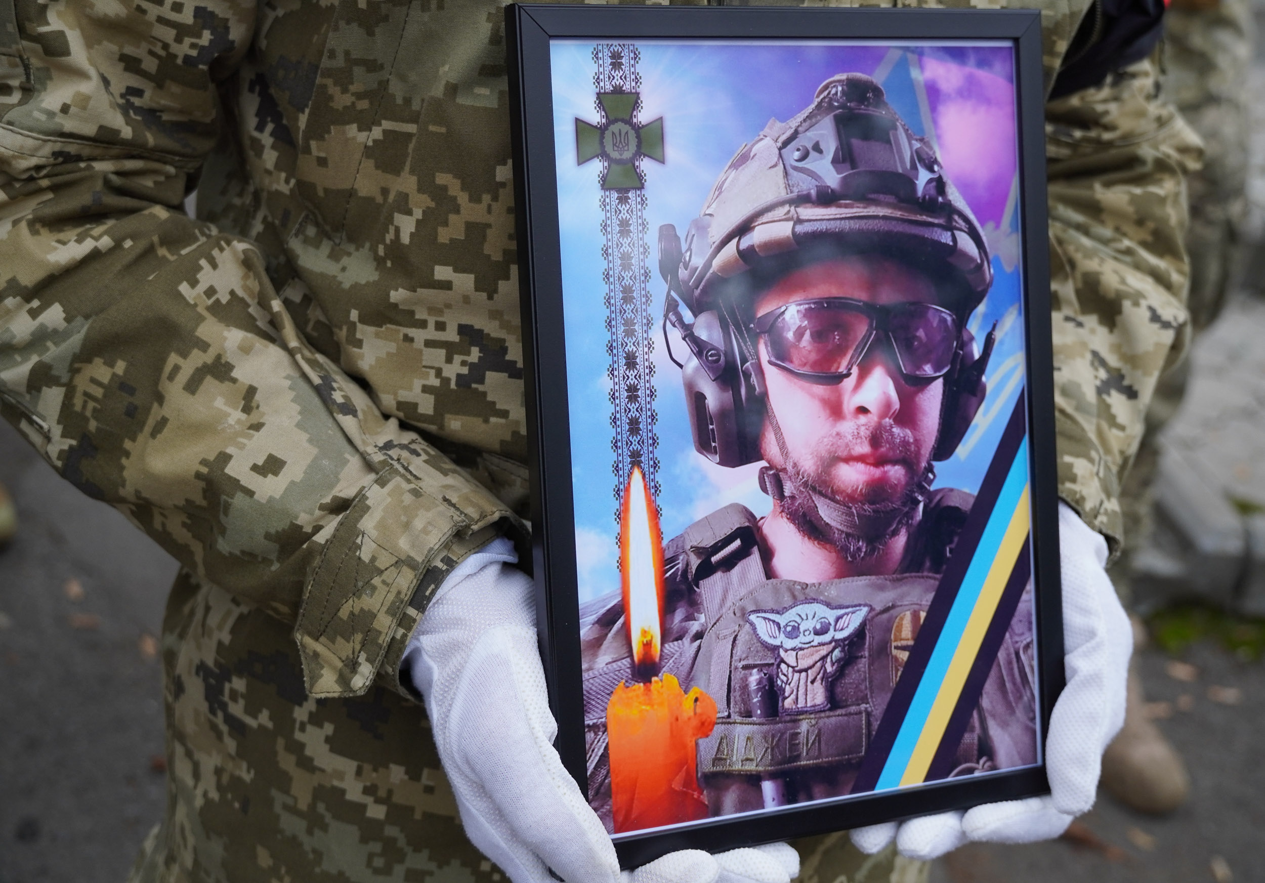 В Ужгороді попрощалися із загиблим захисником Максимом "Діджеєм" Науменком (ФОТО)