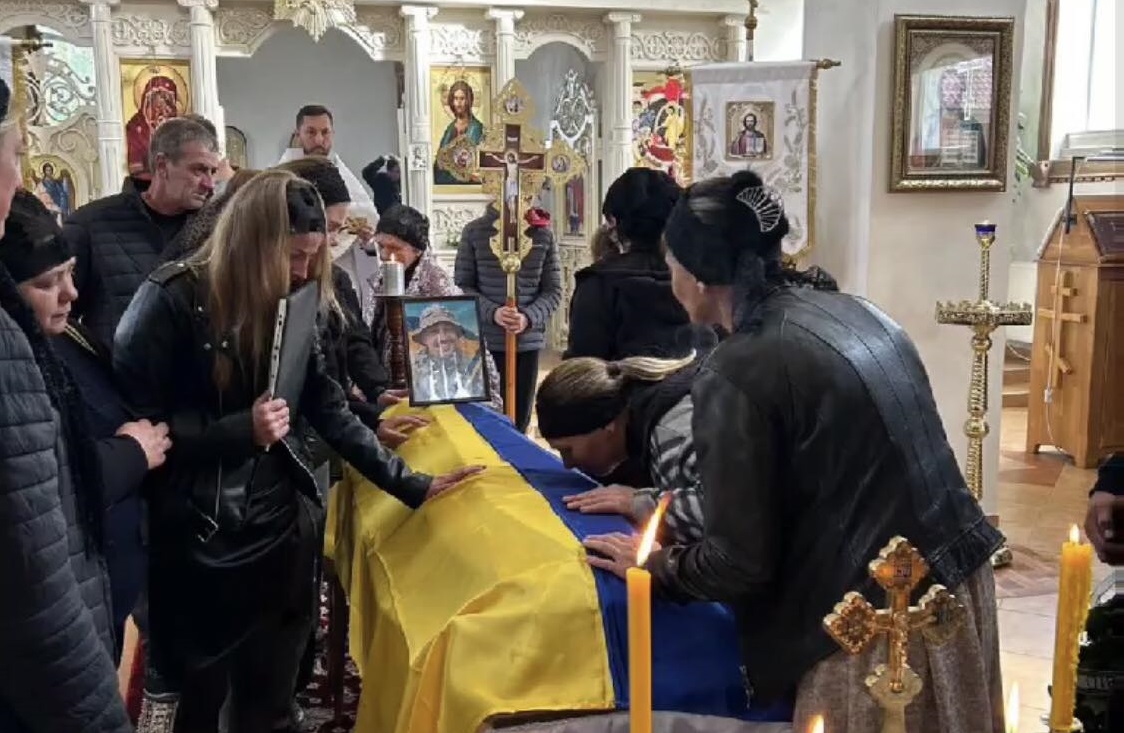 У Вільхівці Зарічанської громади попрощалися з Олексієм Лахновським, що поліг, визволяючи свою малу батьківщину – Херсонщину (ФОТО)