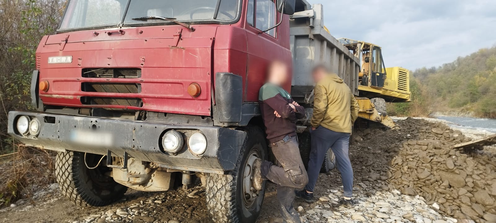 На Рахівщині двоє чоловіків незаконно видобували гравій в прикордонній смузі річки Шопурка (ФОТО)