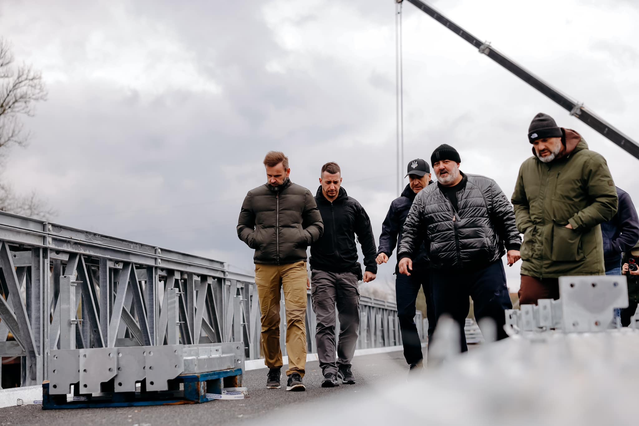 Для завершення будівництва модульного мосту через річку Тересва залучили максимально можливі сили та засоби – Микита (ВІДЕО)