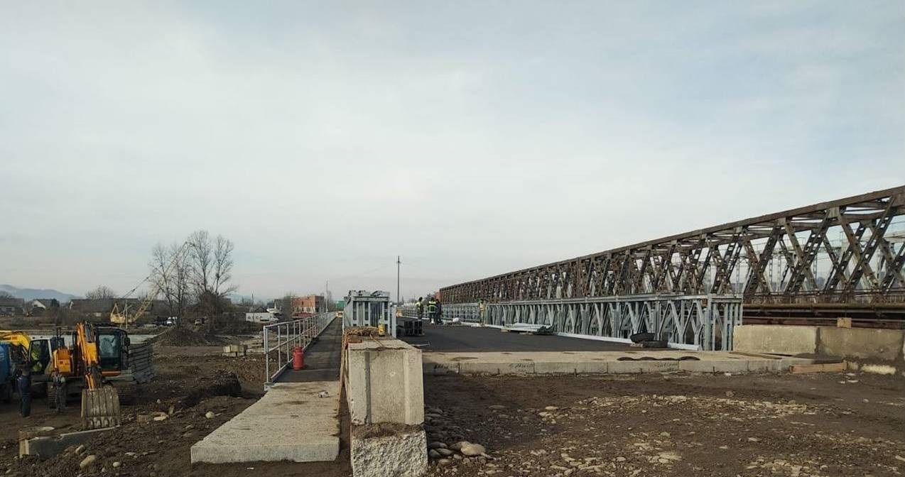 Усі частини тимчасового модульного мосту через Тересву зібрано (ФОТО)