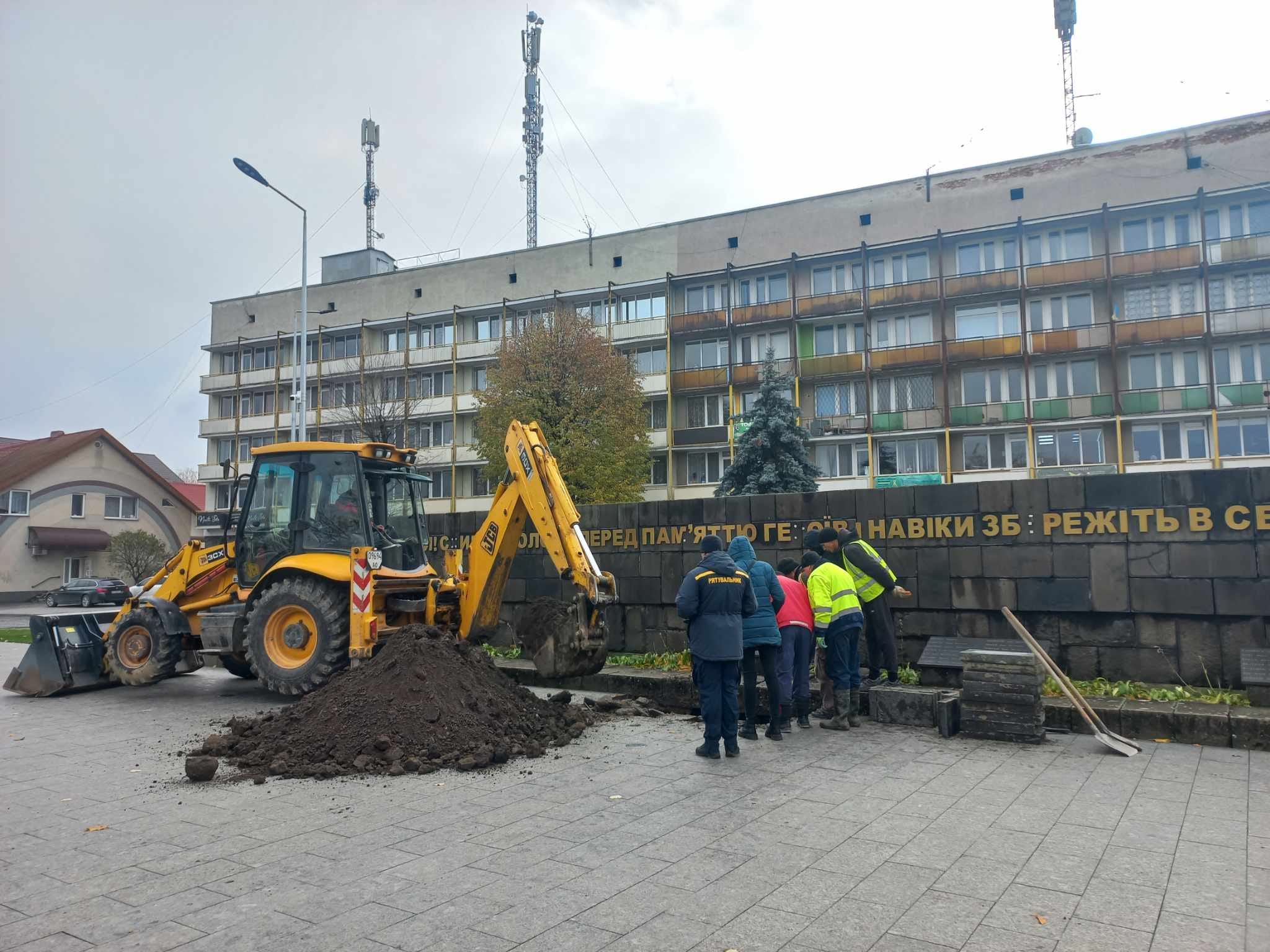 Радянський меморіал в центрі Виноградова виявився пропагандистською бутафорією (ФОТО, ВІДЕО)