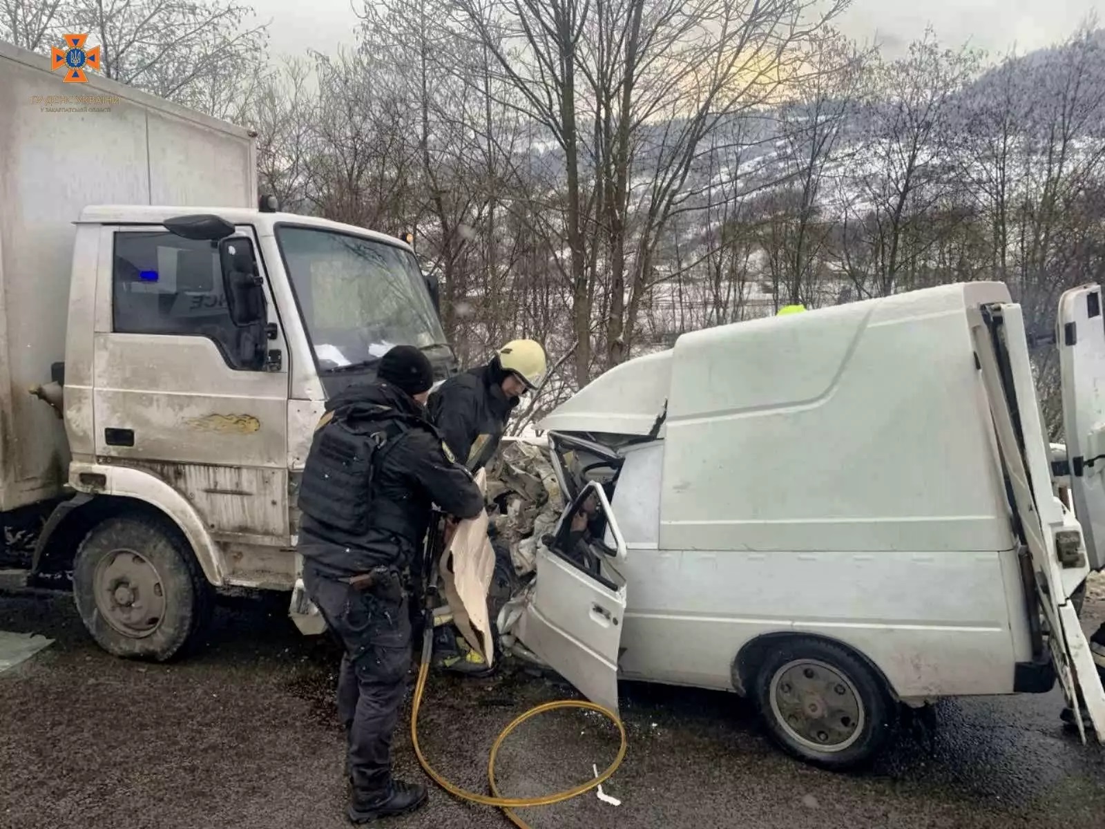 В Ясінях після зіткнення з вантажівкою рятувальники деблоковували травмованого водія зі сплюснутої в "гармошку" "Таврії" (ФОТО)