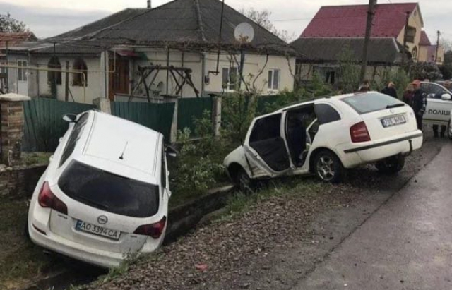 ФОТОФАКТ. У Широкому Берегівського району зіткнулися два легковики