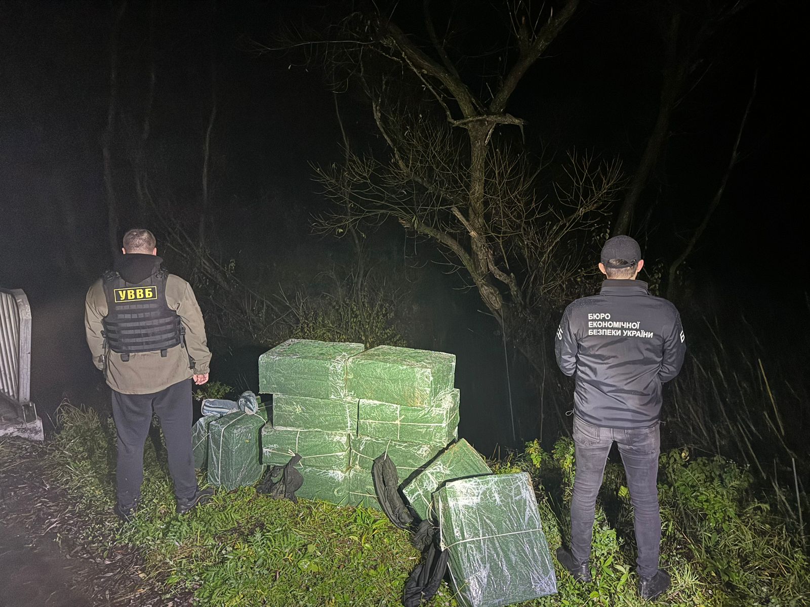 На Тячівщині контрабандистам перешкодили доправити в Румунію 18 ящиків сигарет (ФОТО)