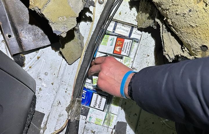 У МП "Тиса" у кабіні вантажіки, що прямувала в ЄС, виявили контрабандні сигарети та марихуану (ФОТО)