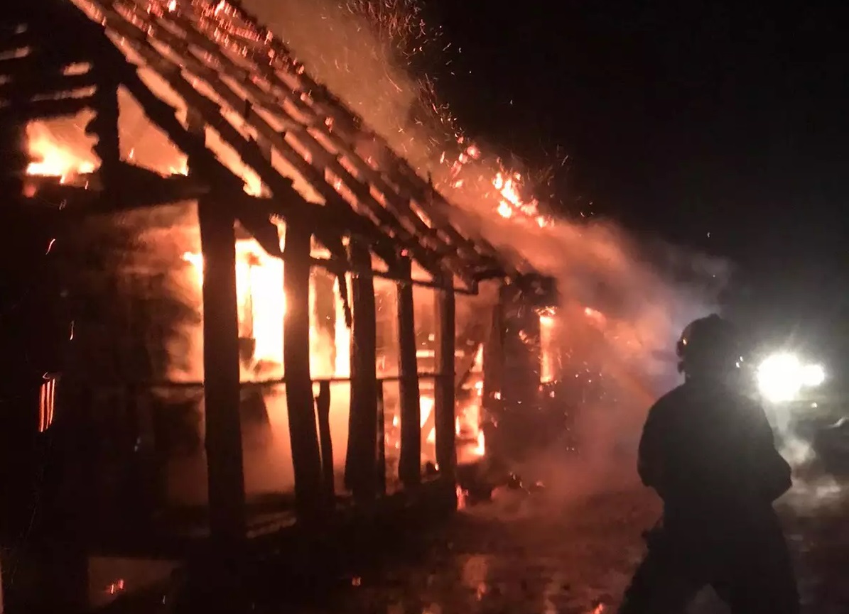 У Дулові Буштинської громади згоріла 2-поверхова надвірна споруда (ФОТО)