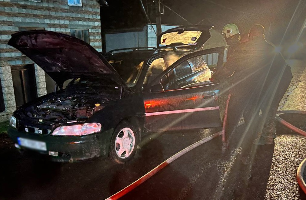 У Довгому Хустського району горів Opel Vectra (ФОТО)