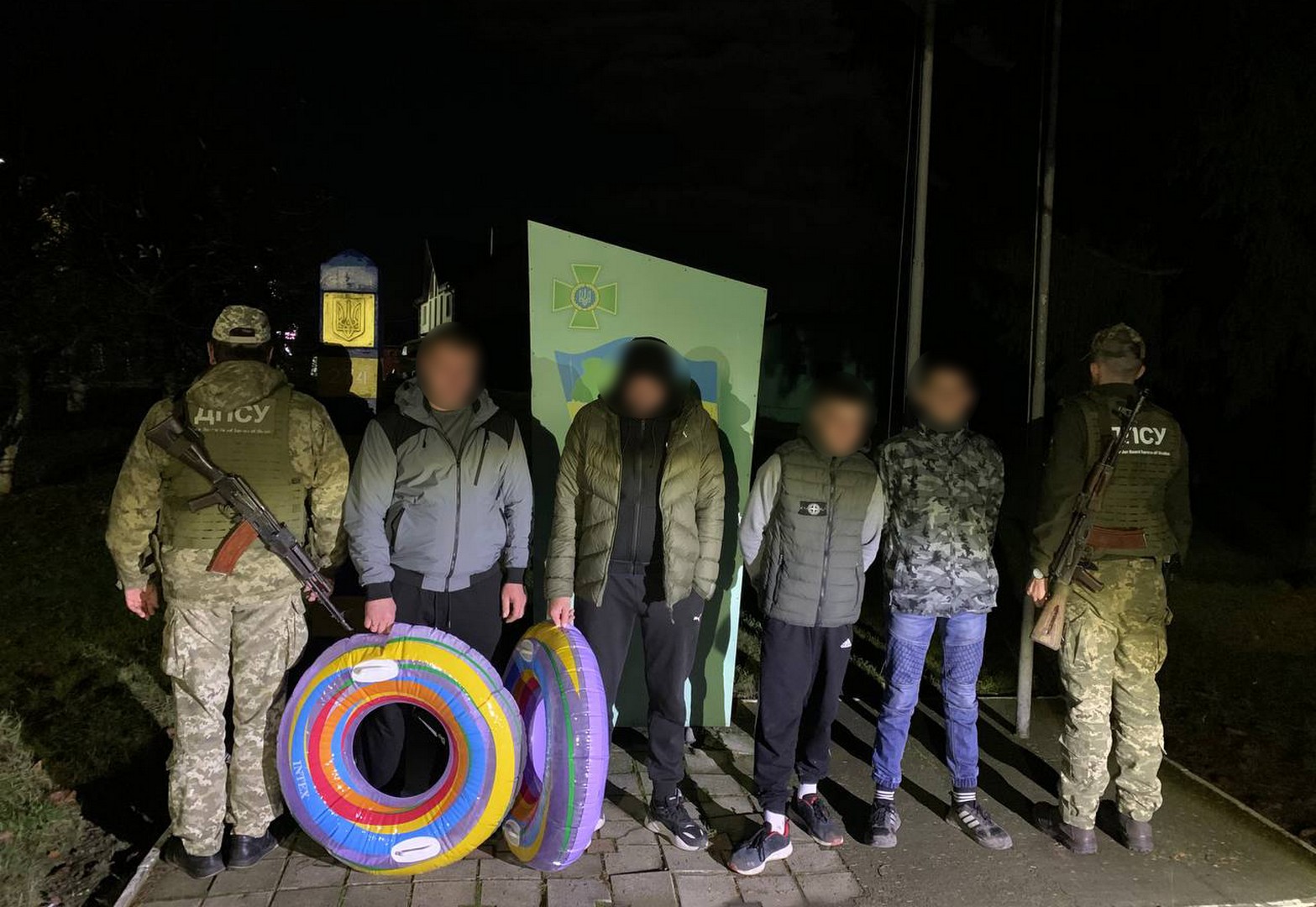 На Закарпатті підлітки вели до Тиси "ухилянтів", що хотіли переправитися до Румунії на надувних веселкових "ватрушках" (ФОТО)