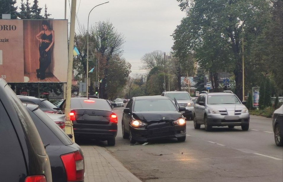 ФОТОФАКТ. В Ужгороді на Л.Толстого зіткнулися кілька авто