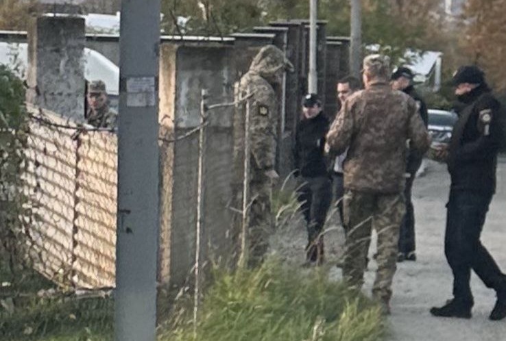 В Ужгороді людей, які виступили проти незаконної забудови біля ботсаду УжНУ, показово карають "мобілізацією" (ФОТО)