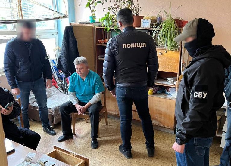 У Воловці на хабарі за видачу сфальсифікованих лікарських висновків для отримання інвалідності затримали члена ЛКК (ФОТО)