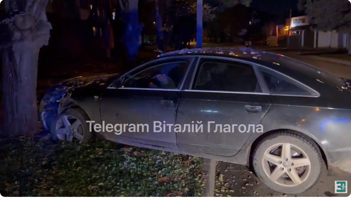 В Ужгороді п'яний водій на Audi влетів у дерево (ВІДЕО)