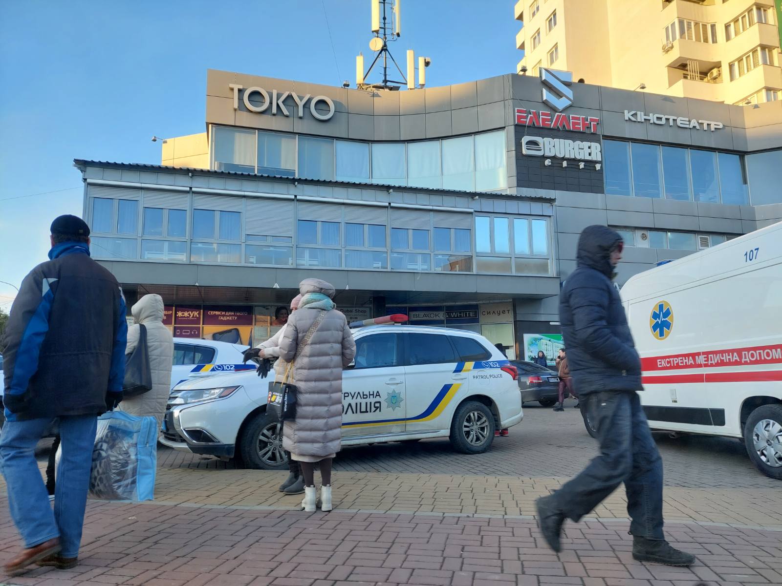 ФОТОФАКТ. В Ужгороді "замінували" ТРЦ "Tokyo"