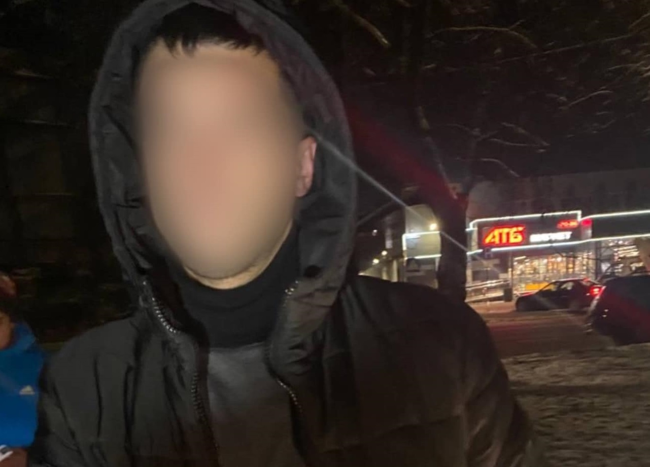 В Ужгороді у "підозрілого" перехожого "поверхнево" виявили 2 згортки з різними наркотиками (ФОТО)