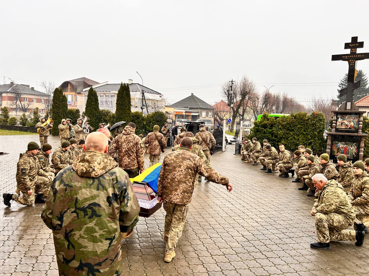 Мукачево попрощалося з полеглим Героєм Володимиром Гичком (ФОТО)