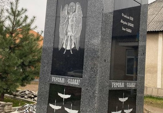 ФОТОФАКТ. У Оноку Виноградівської тергромади декомунізували радянський монумент
